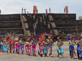 Fotografía de un ritual en la ciudad prehispánica de Teotihuacán.