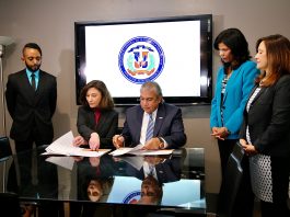 Cónsul Carlos Castillo firma acuerdo con Instituto procura beneficiar dominicanos interesados en capacitarse académicamente con carreras asociadas en EU El cónsul general Carlos Castillo, en representación del Consulado, y Mónica W. Foote, presidente del Instituto de Negocios de Long Island, firman el convenio de cooperación mutua en beneficio de dominicanos residentes en los cuatro estados bajo la jurisdicción consular.