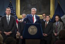 Autoridades identifican a pistoleros y los vinculan con asesinato de taxista Fotografía cedida por la Alcaldía de Nueva York donde aparece su alcalde, Bill de Blasio (c), mientras habla durante una rueda de prensa este miércoles, en Nueva York