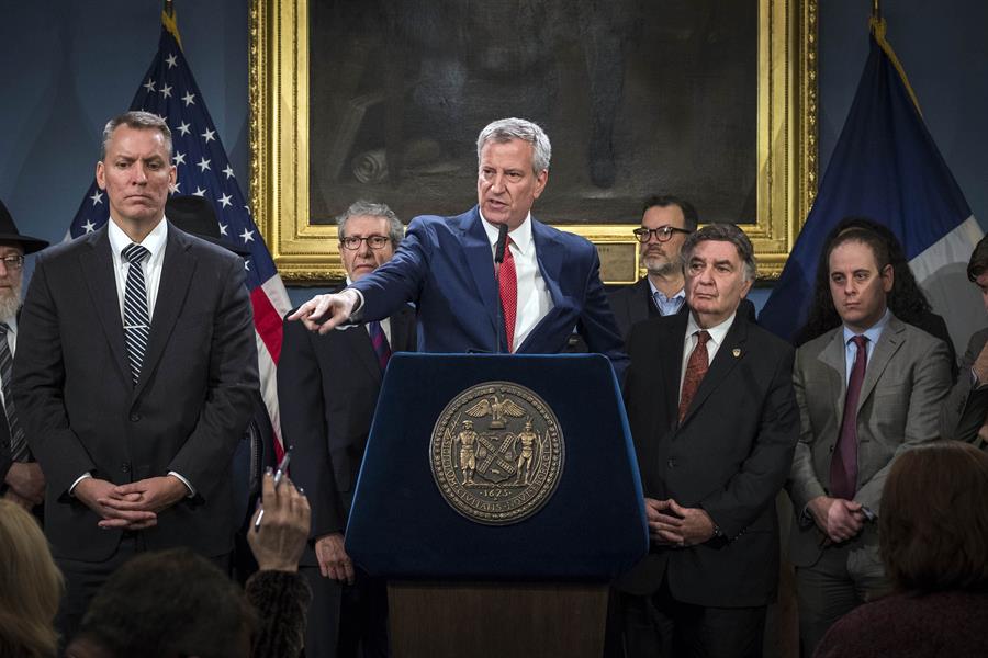 Fotografía cedida por la Alcaldía de Nueva York donde aparece su alcalde, Bill de Blasio (c), mientras habla durante una rueda de prensa este miércoles, en Nueva York