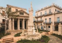 El Templete, la ceiba y la columna de Cajigal, donde se ofició la primera misa y cabildo de la ciudad.