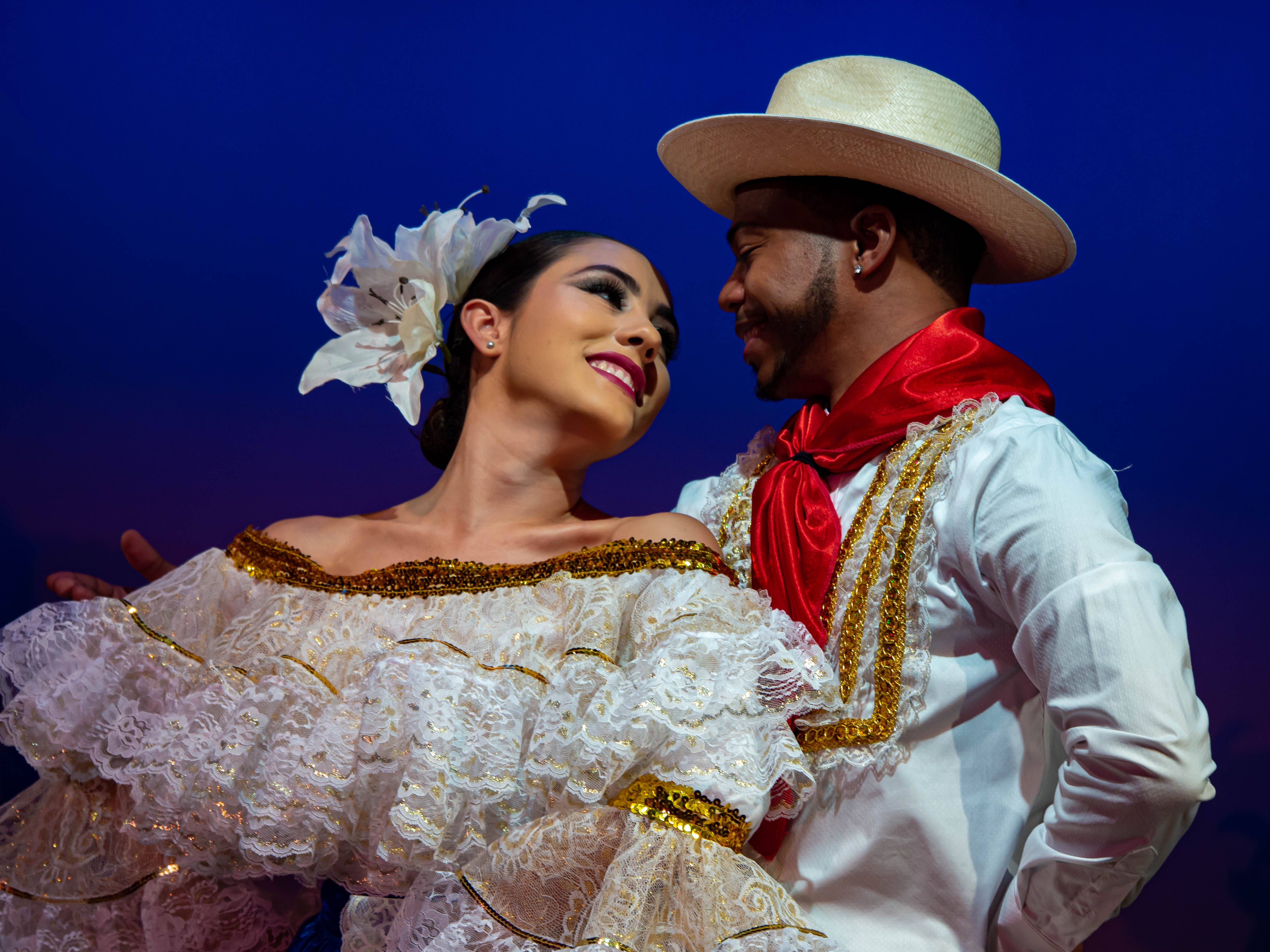 El amor y la belleza del folklore colombiano se refleja en es te fotograma del espectaculo m usical Añranza por Colombia.