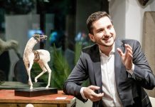 El artista colombiano Joaquín Restrepo presenta sus esculturas en Florida Restrepo ha venido posicionando su obra en Estados Unidos, en donde ha realizado exposiciones en diferentes museos, galerías y edificios municipales en Florida.