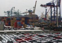 El déficit en el comercio internacional de bienes y servicios de Estados Unidos disminuyó un 7,6 % en octubre, para situarse en los 47.200 millones de dólares