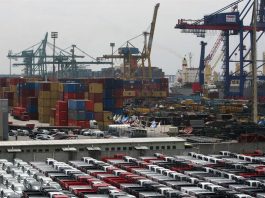 El déficit del comercio exterior de EE.UU. bajó el 2,8 % hasta febrero El déficit en el comercio internacional de bienes y servicios de Estados Unidos disminuyó un 7,6 % en octubre, para situarse en los 47.200 millones de dólares