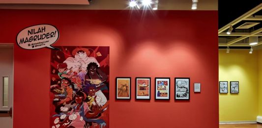 La exhibición está organizada para que el visitante sienta que está dentro de una historieta de cómic.