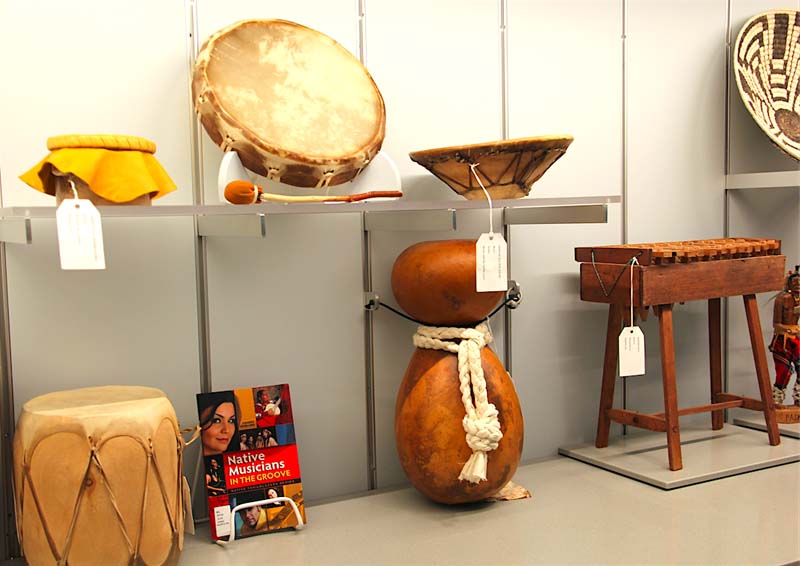 Instrumentos nativos, que incluyen una descripción de los materiales utilizados en su elaboración e historias relacionadas con ellos, son parte de un gran galería con divertidos juegos.