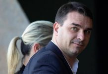 Flávio Bolsonaro lanza su propio canal de televisión digital para impulsar su campaña El presidente de Brasil, Jair Bolsonaro, crítico este sábado lo que calificó de un "abuso" de la Fiscalía a la hora de conducir la investigación contra su hijo mayor, el senador Flavio Bolsonaro