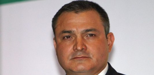 García Luna, fue acusado de tres cargos de conspirar para traficar cocaína a EE.UU. y por falsos testimonios, de acuerdo con el documento legal.