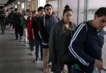 Juez decidirá en enero sobre defensa legal de migrantes enviados a México Langarica agregó que "es ilegal que el Gobierno de Estados Unidos prohíba que en esas audiencias participen los abogados de los migrantes".
