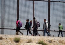 "El noveno circuito ha reconocido el derecho de la autoridad de la Administración para adoptar la interpretación de la restricción de 'carga pública'.