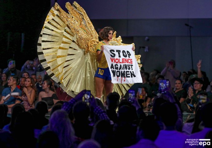 El desfile de trajes nacionales tambi&eacute;n sirvi&oacute; para que las concursantes hicieran reclamaciones de diverso tipo.