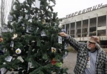 Levantan primer árbol de Navidad en Prípiat desde el accidente de Chernobyl Los antiguos vecinos de Prípiat, en la zona de exclusión de Chernóbil, adornaron el árbol con algunos juguetes y numerosas fotografías de su infancia.