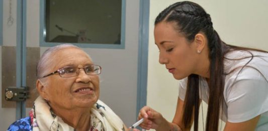 Una persona contagiada por el virus también puede enfermar a todas las personas que estén cerca de ella.