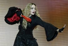 La cantante Madonna desató los rumores sobre una posible relación con el bailarín Ahlamalik Williams, de 25 años, tras ser vistos en el balcón de un hotel de Miami en actitud cariñosa.