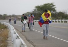 Migrantes afrontan la Navidad con nostalgia y la ilusión del sueño americano Los miles de kilómetros que alejan a los migrantes de su hogar les llevan inevitablemente a recordar con emoción las celebraciones navideñas sus países de origen.
