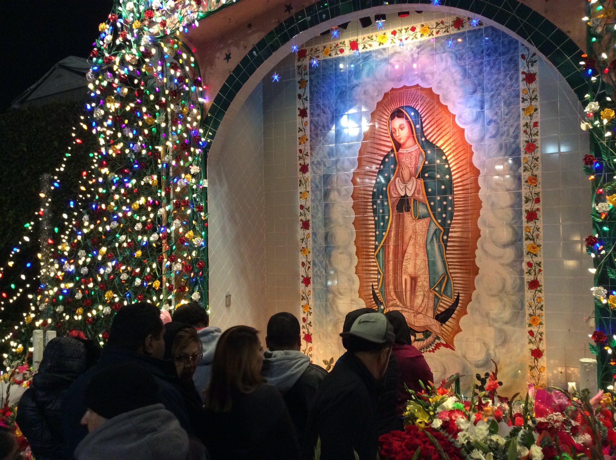 Miles de fieles cat&oacute;licos hispanos celebran el d&iacute;a de la Virgen de Guadalupe con ma&ntilde;anitas, oraciones, ofrendas y testimonios sobre milagros.