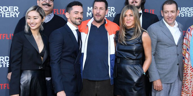 La pel&iacute;cula "Murder Mystery", con Adam Sandler y Jennifer Aniston liderando un reparto en el que tambi&eacute;n aparec&iacute;a el mexicano Luis Gerardo M&eacute;ndez, se impuso como la producci&oacute;n m&aacute;s popular.