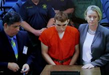 Continúa selección de jurado en juicio contra el autor de matanza de Parkland Los abogados defensores de Nikolas Cruz, el autor confeso de la matanza de 17 personas en un secundaria de Florida, solicitaron este lunes que se aplace el inicio del juicio previsto para el próximo mes