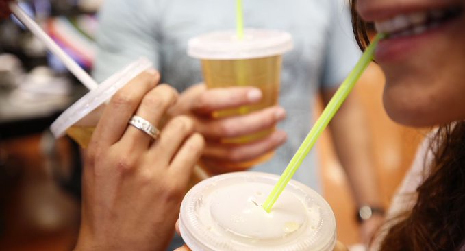 De aprobarse, esta ley entraría en vigor en 2022 y afectaría sobre todo a envases, platos y vasos de plástico.