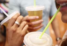 De aprobarse, esta ley entraría en vigor en 2022 y afectaría sobre todo a envases, platos y vasos de plástico.