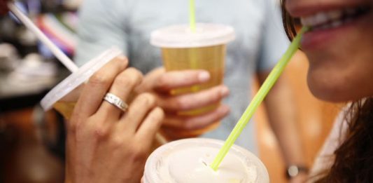 De aprobarse, esta ley entraría en vigor en 2022 y afectaría sobre todo a envases, platos y vasos de plástico.