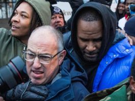 Universal Music pagará con cánones de R. Kelly las indemnizaciones a víctimas del cantante El cantante estadounidense R.Kelly se declaró este miércoles inocente de los cargos de soborno presentados en su contra en relación con el matrimonio que contrajo en 1994 con la estrella del pop Aaliyah