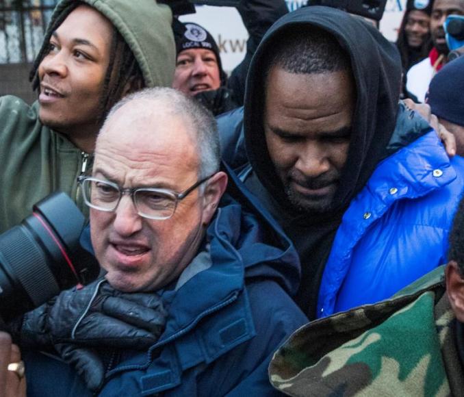 R.Kelly se declara inocente El cantante estadounidense R.Kelly se declaró este miércoles inocente de los cargos de soborno presentados en su contra en relación con el matrimonio que contrajo en 1994 con la estrella del pop Aaliyah
