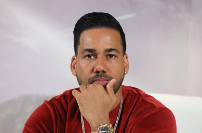 El bachatero neoyorquino de origen dominicano Romeo Santos anunció este lunes desde la República Dominicana una gira por Estados Unidos junto a su antigua agrupación, Aventura