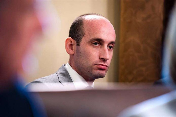 Stephen Miller Un grupo de 27 senadores demócratas liderado por la exaspirante a la candidatura presidencial Kamala Harris reclamó hoy el cese inmediato del principal asesor en inmigración de la Casa Blanca, Stephen Miller