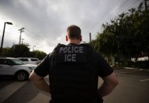 En julio pasado, ICE había solicitado que Akinyemi pasara a su custodia después de que fuera arrestado por abusos sexuales a un menor de edad.