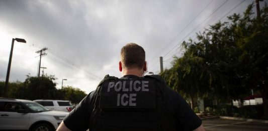 En julio pasado, ICE había solicitado que Akinyemi pasara a su custodia después de que fuera arrestado por abusos sexuales a un menor de edad.