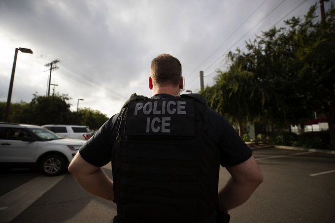 En julio pasado, ICE había solicitado que Akinyemi pasara a su custodia después de que fuera arrestado por abusos sexuales a un menor de edad.