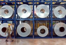 El presidente Donald Trump dijo este lunes que reimplantará inmediatamente los aranceles sobre todas las importaciones de acero y aluminio desde Brasil y Argentina
