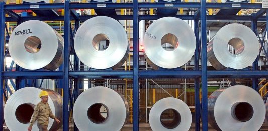 El presidente Donald Trump dijo este lunes que reimplantará inmediatamente los aranceles sobre todas las importaciones de acero y aluminio desde Brasil y Argentina