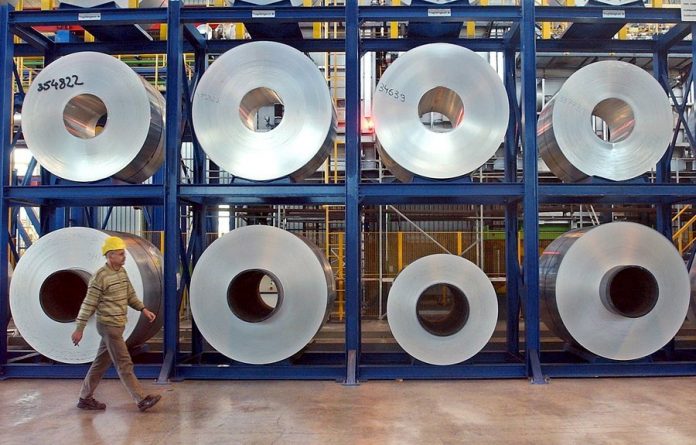 aranceles al acero y aluminio El presidente Donald Trump dijo este lunes que reimplantará inmediatamente los aranceles sobre todas las importaciones de acero y aluminio desde Brasil y Argentina