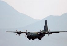El jefe de la Fuerza Aérea abandona por sorpresa su cargo a mitad de mandato El Comando Sur de Estados Unidos envió un avión de rescate a Punta Arenas para ayudar en la búsqueda de una aeronave de la Fuerza Aérea de Chile que desapareció este lunes cuando se dirigía a la Antártida con 38 personas a bordo.