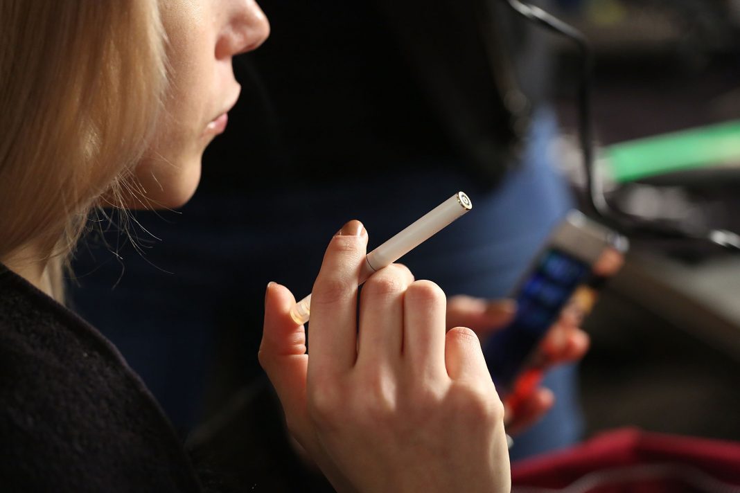 edad mínima para comprar tabaco El Senado de los Estados Unidos aprobó este jueves el aumento de 18 a 21 años la edad mínima para comprar tabaco en todo el país