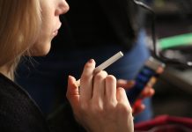 México hace vigente prohibición de consumo de tabaco en espacios públicos El Senado de los Estados Unidos aprobó este jueves el aumento de 18 a 21 años la edad mínima para comprar tabaco en todo el país
