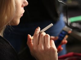 México hace vigente prohibición de consumo de tabaco en espacios públicos El Senado de los Estados Unidos aprobó este jueves el aumento de 18 a 21 años la edad mínima para comprar tabaco en todo el país