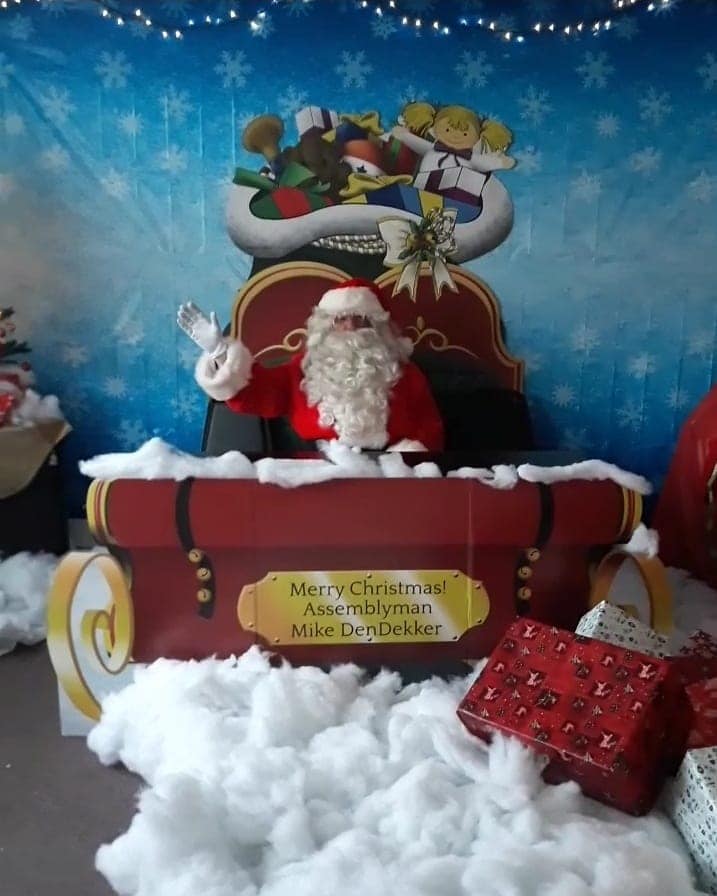 El Asambleista DenDekker invitó a los vecinos a la oficina de su distrito para regalarle a los niños la oportunidad de una foto gratis con Santa.
