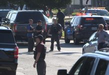 Uno de los heridos en el tiroteo desatado el viernes en una base aeronaval de Florida por un militar saudí que mató a tres personas y luego murió por disparos de la Policía afirmó este sábado que el atacante disparó a través de la puerta de las oficinas del edificio sin entrar en ellas.
