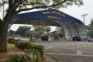 Las autoridades tratan de determinar el móvil del integrante de la Fuerza Aérea saudí que estudiaba en una base aeronaval de Florida y mató a tiros este viernes a tres personas, antes de morir por disparos de un policía.