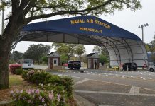 Se cumple un año del atentado que dejó 3 muertos en base aeronaval de Florida Las autoridades tratan de determinar el móvil del integrante de la Fuerza Aérea saudí que estudiaba en una base aeronaval de Florida y mató a tiros este viernes a tres personas, antes de morir por disparos de un policía.