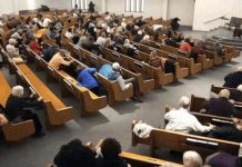 Un guardia de seguridad mata a un hombre que abrió fuego en una iglesia en Michigan Un hombre armado entró este domingo a una iglesia en Texas y abrió fuego contra los feligreses hasta que fue abatido a tiros, confirmó el gobernador de este estado, Greg Abbott.