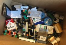 Peligrosos desechos del vapeo son un nuevo dolor de cabeza para escuelas y ciudades Kristen Lewis, subdirectora de Boulder High School, guarda una caja con productos de vapeo que estudiantes desecharon o que ella confiscó. Luego la entrega a las instalaciones de residuos peligrosos del condado. (John Daley/Colorado Public Radio)