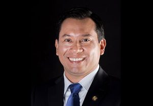 El diputado guatemalteco &Oacute;scar Armando Escrib&aacute; Morales se entreg&oacute; este lunes a la justicia para enfrentar una acusaci&oacute;n por fraude de 25 millones de d&oacute;lares.