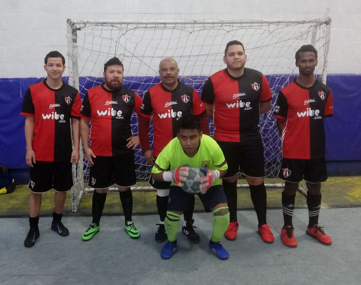 Integrantes del Deportivo Guerrero que están dando 'guerra' en el campeonato de la Cardona Soccer League, jugando los Jueves en la sede -local del Brooklyn Jr. Soccer League, en el 160 de la Calle 48, en Brooklyn. (Foto: Cortesía).