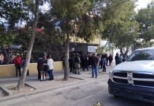 Precisó que en el ataque resultaron heridos cinco alumnos, únicamente uno de gravedad, y un maestro, mientras que la maestra María Medina, de 50 años, fue quien perdió la vida.