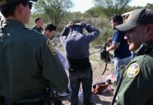 La semana pasada, abogados de familias de inmigrantes latinos denunciaron la presencia de agentes de inmigración, vestidos de civil, en las cortes municipales.